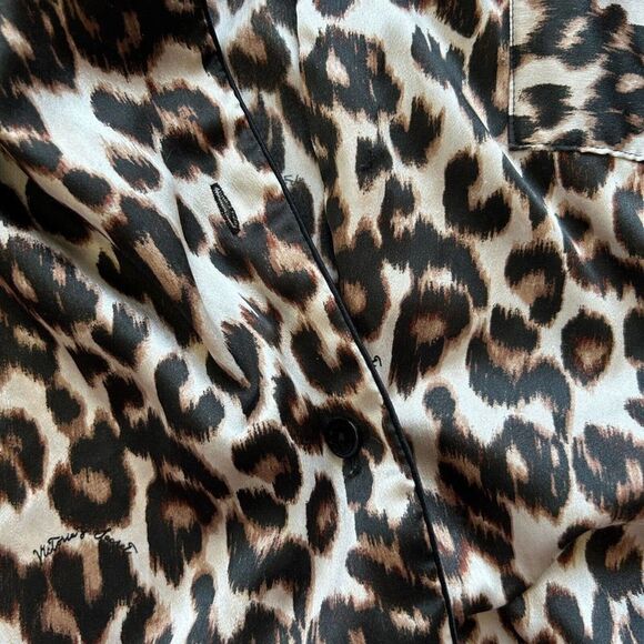 Victoria's Secret Medium Leopard Print Pajama Top - Flawed Missing Buttons - Picture 9 of 12